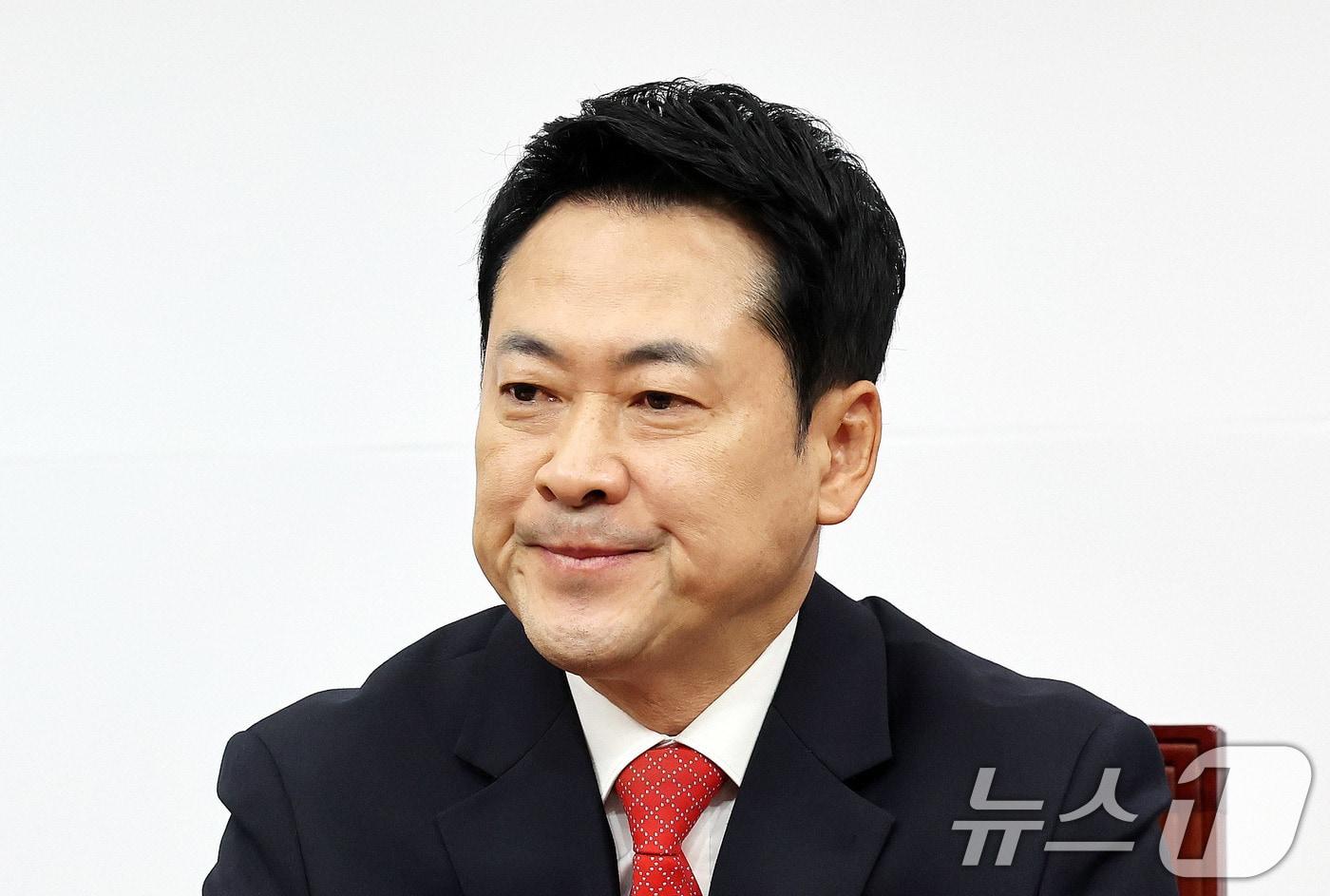 본문 이미지 - 장동혁 국민의힘 대표가 30일 서울 여의도 국회에서 열린 최고위원회의에 참석해 생각에 잠겨 있다. 2026.3.30 ⓒ 뉴스1 박지혜 기자