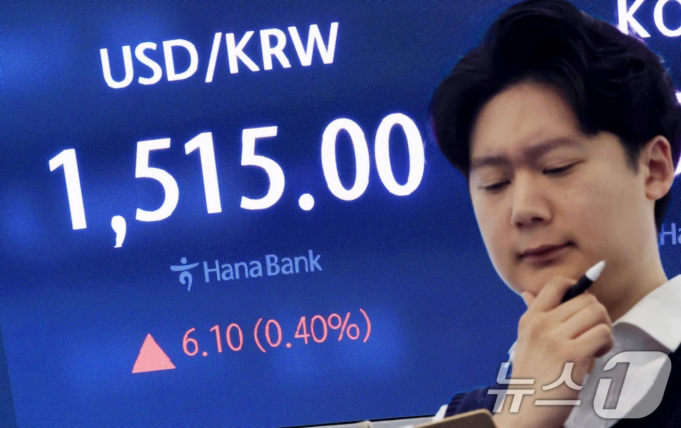 본문 이미지 - 30일 서울 중구 하나은행 딜링룸 전광판에 증시 시황이 표시되고 있다. 이날 코스피는 전 거래일 대비 257.07포인트(4.73%) 내린 5181.8로, 코스닥 지수는 39.74포인트(3.48%) 하락한 1101.77로 개장했다. 원·달러 환율은 전거래일 대비 6.1원 오른 1515.00원에 거래되고 있다. 2026.3.30 ⓒ 뉴스1 이호윤 기자
