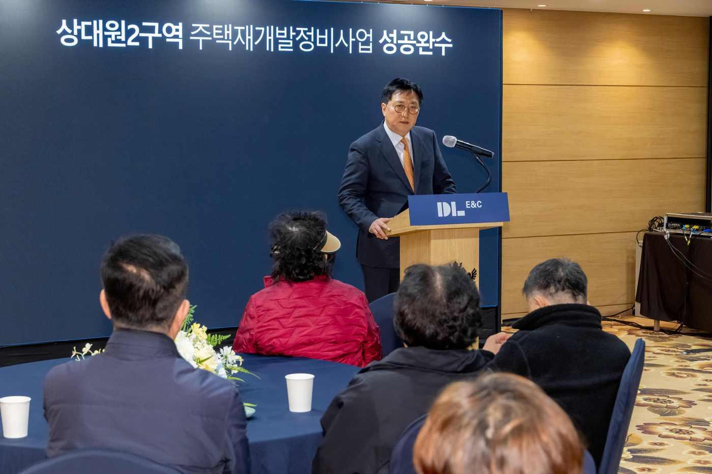 본문 이미지 - 박상신 DL이앤씨 대표이사 부회장이 28일 경기 성남에 마련된 상대원2구역 사업설명회장을 찾아 조합원들과 대화를 나누고 있다.(DL이앤씨 제공) / 뉴스1 ⓒ News1