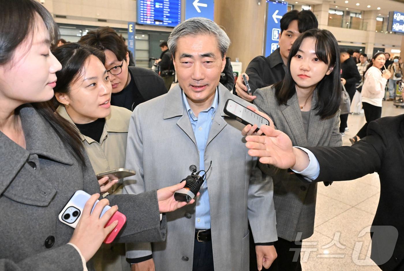 본문 이미지 - 신현송 한국은행 총재 후보자가 30일 오전 인천국제공항 제1터미널을 통해 귀국하고 있다. (공동취재) 2026.3.30 ⓒ 뉴스1 박정호 기자