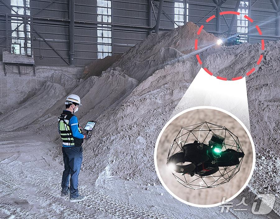 본문 이미지 - 한일시멘트 단양공장에서 직원이 드론으로 재고를 측정하는 모습. (사진제공 = 한일시멘트) 