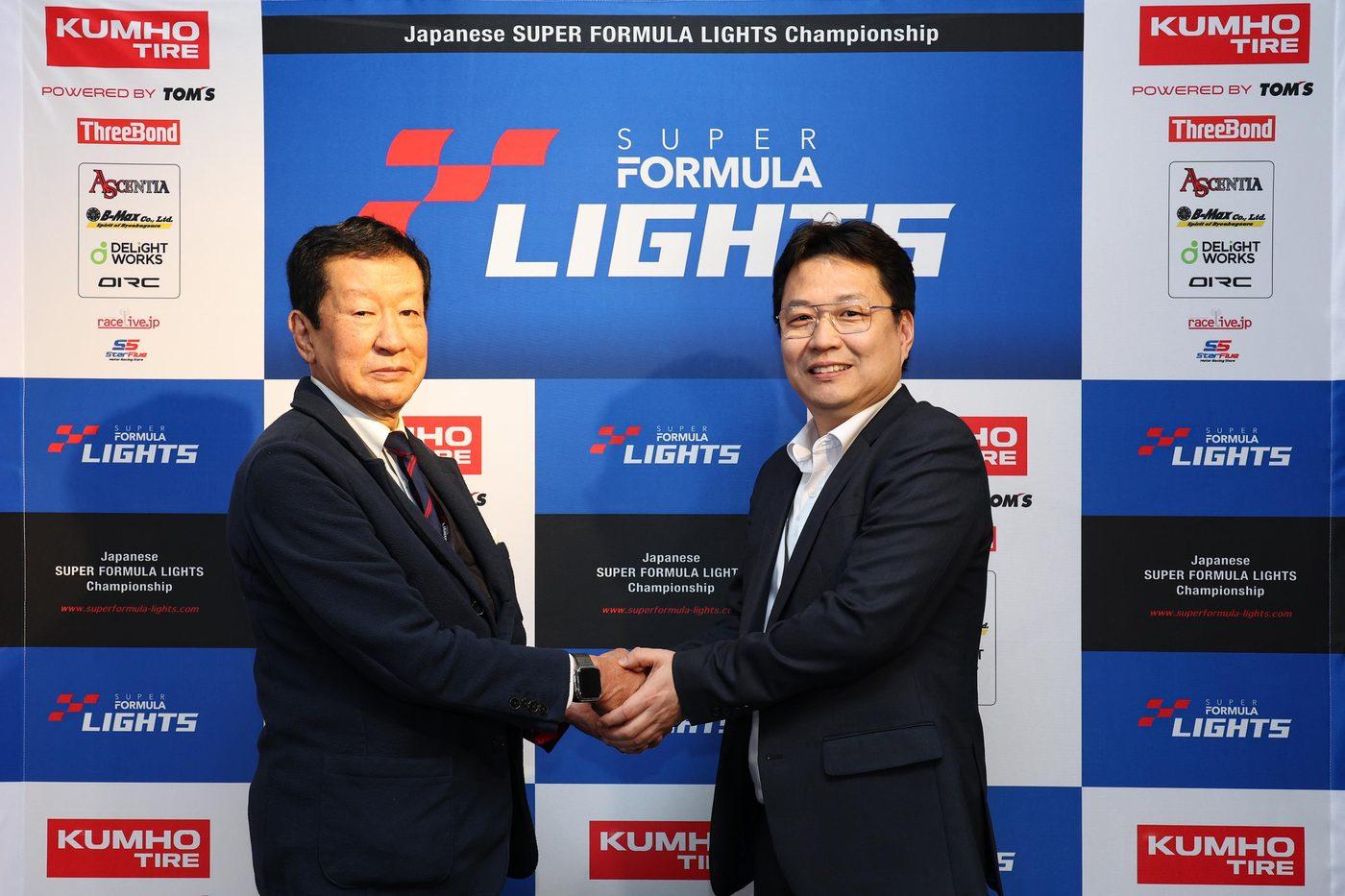 본문 이미지 - 금호타이어 영업기획부문장 겸 일본법인장 이두희 상무와 SFL 어소시에이션 미즈노 대표이사가 28일 일본 후지 스피드웨이에서 후원 조인식 후 기념사진을 찍고있다. (금호타이어 제공)