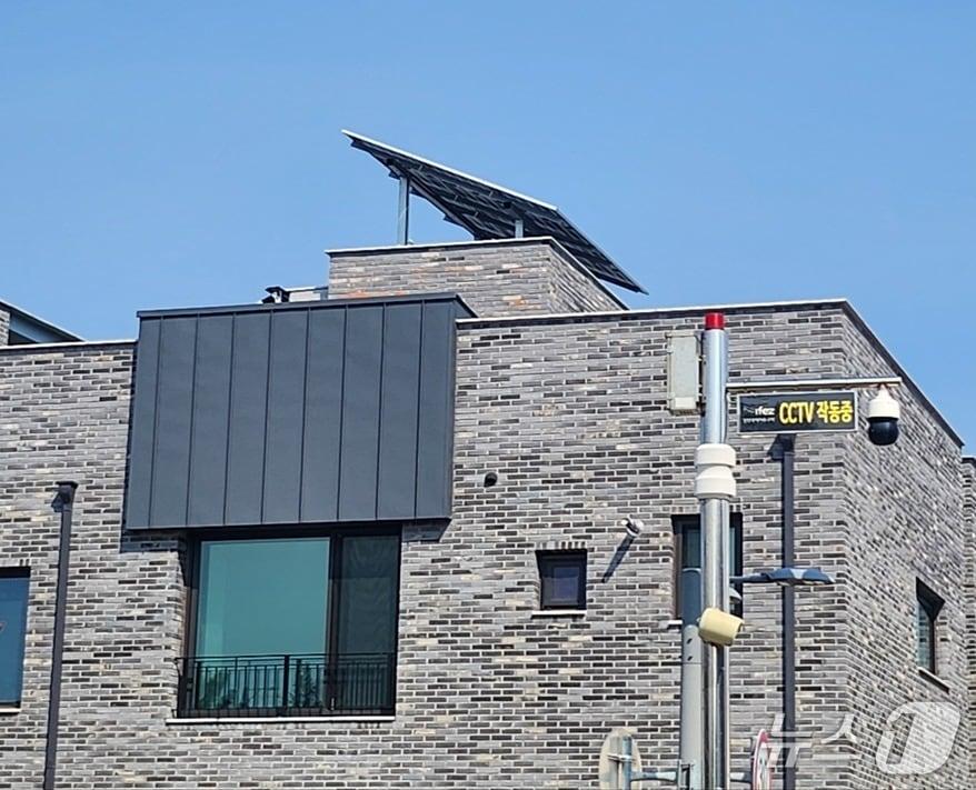 본문 이미지 - 민간주택 신재생에너지(태양광 발전설비 모듈) 설치 모습 (인천경제자유구역청 제공.재판매 및 DB금지)