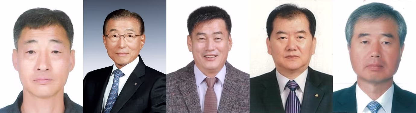 본문 이미지 - 왼쪽부터 김영호 영신내추럴 대표, 김철식 학교법인 동성학원 이사장, 이복해 한국후계농업경영인 충주시연합회장, 장재흥 충주자유시장상인회장, 황의창 충주기타합주단장.