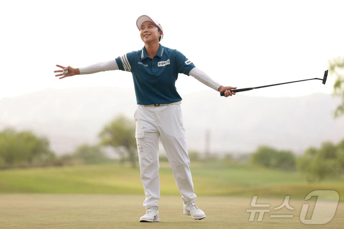본문 이미지 - 29일(현지시간) 미국 애리조나주 피닉스의 월윈드 골프클럽(파72)에서 열린 LPGA투어 포드 챔피언십피닉스에서 우승한 김효주 선수가 18번 그린에서 우승을 확정 후 환호하고 있다, ⓒ AFP=뉴스1