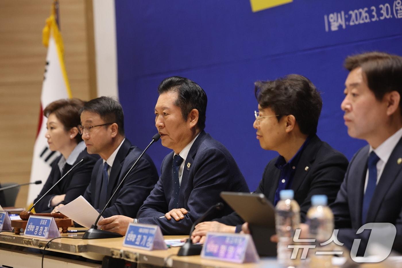 본문 이미지 - 정청래 더불어민주당 대표가 30일 서울 여의도 국회 의원회관에서 열린 현장최고위원회의에서 발언하고 있다. 2026.3.30 ⓒ 뉴스1 이승배 기자