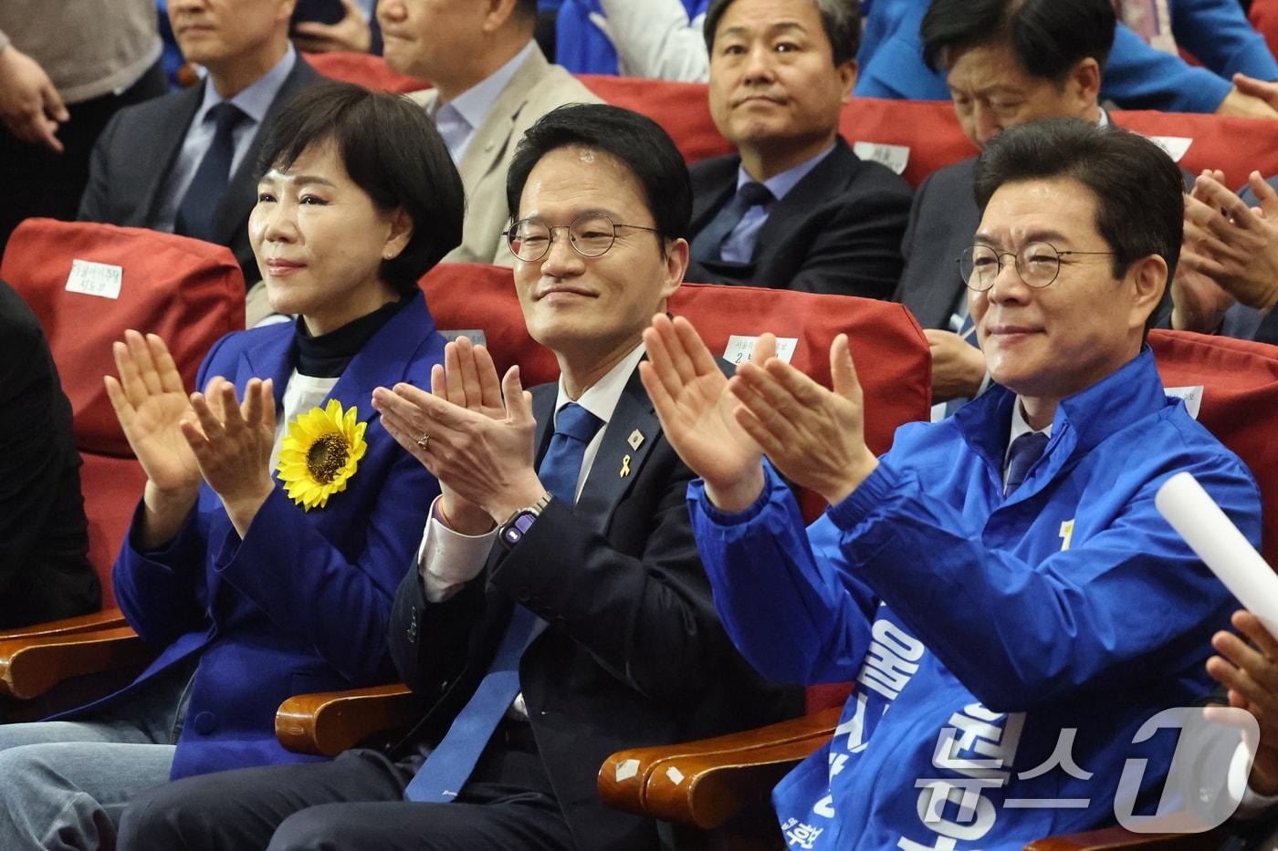 본문 이미지 - 30일 서울 여의도 국회 의원회관에서 열린 더불어민주당 현장최고위원회의에서 전현희, 박주민, 정원오 서울시장 예비후보가 박수치고 있다. 2026.3.30 ⓒ 뉴스1 이승배 기자