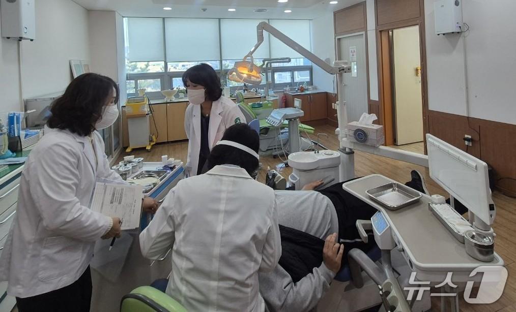 본문 이미지 - 울산 동구보건소 건강e음 장애인 구강검진.(울산 동구 제공. 재판매 및 DB금지)/뉴스1