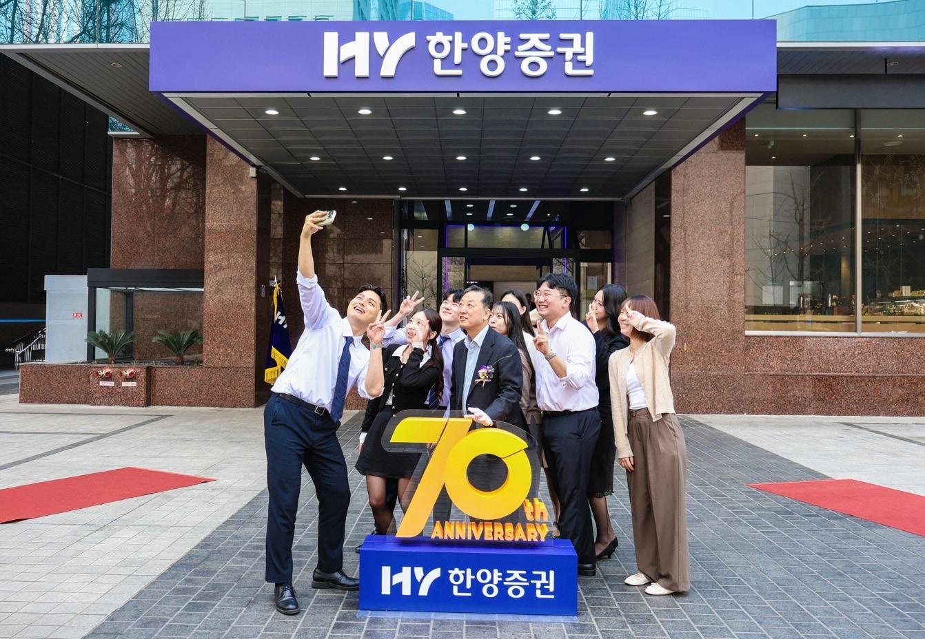 본문 이미지 - 김병철 한양증권 대표이사 부회장(가운데)과 직원들이 새로운 CI 조형물과 함께 촬영을 하고 있다(한양증권 제공). ⓒ 뉴스1