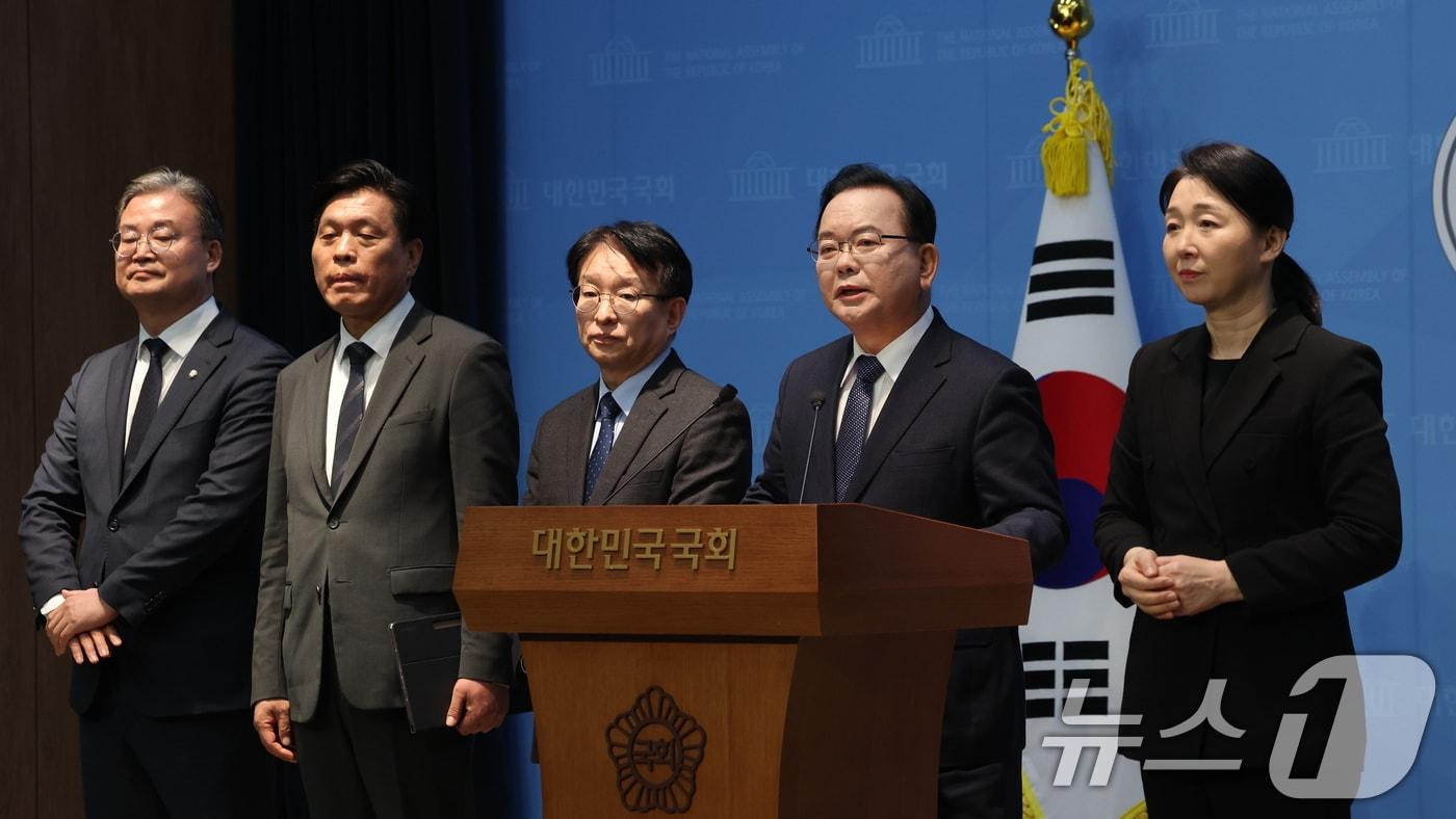 본문 이미지 - 김부겸 전 국무총리가 30일 서울 여의도 국회 소통관에서 대구시장 출마선언을 하고 있다. 2026.3.30 ⓒ 뉴스1 박지혜 기자