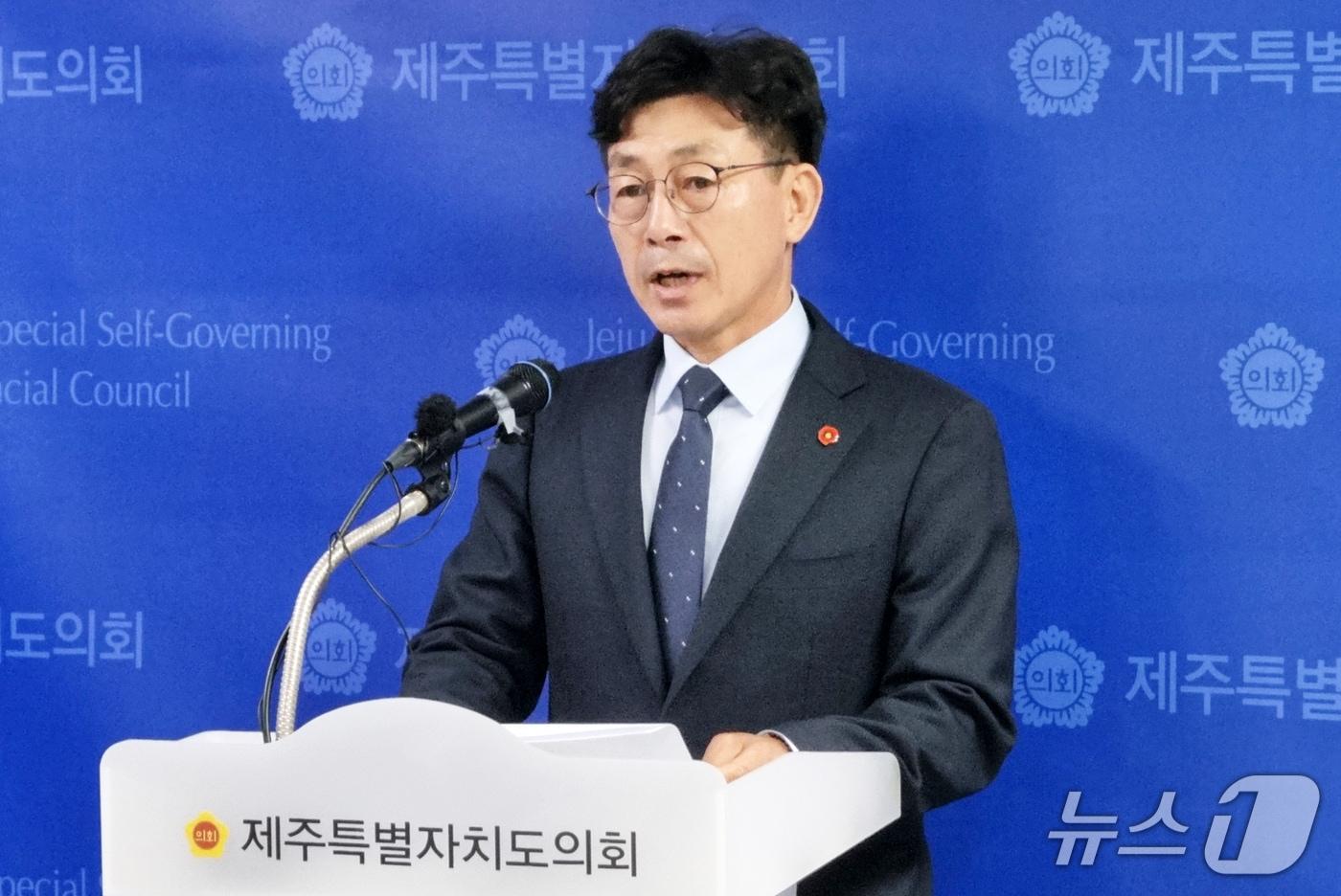 본문 이미지 - 강상수 제주특별자치도의회 의원(국민의힘, 서귀포시 정방동·중앙동·천지동·서홍동)이 30일 오전 도의회 기자실에서 기자회견을 열고 탈당을 선언하고 있다.