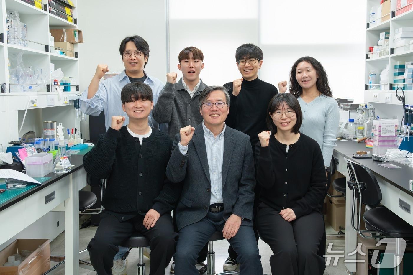 본문 이미지 - 이호연 교수, 이규한 석사과정생, 박준혁·박여진 박사과정생. 윤지영 석사과정생, 김민곤 교수, 박형빈 석박통합과정생(뒷줄 왼쪽부터 시계방향)(지스트 제공, 재판매 및 DB금지)/뉴스1   