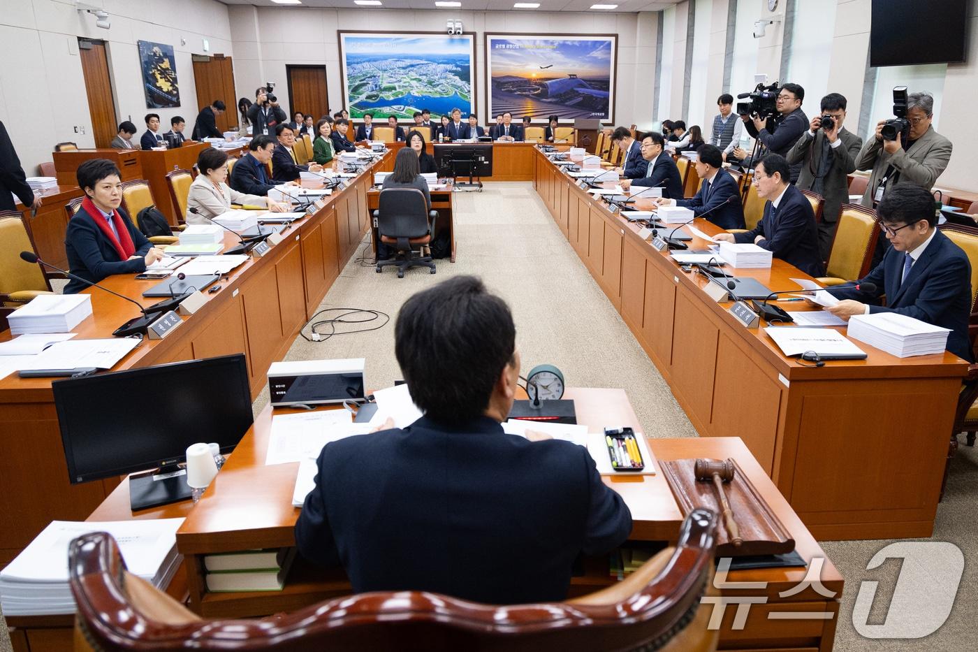 본문 이미지 - 이종욱 국회 국토교통위원회 국토법안심사소위원장이 30일 서울 여의도 국회에서 열린 제433회 국회(임시회) 국토교통위원회 제1차 국토법안심사소위원회에서 의사진행을 하고 있다. 2026.3.30 ⓒ 뉴스1 유승관 기자