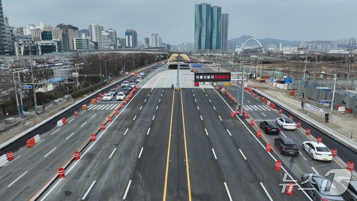 본문 이미지 - 부산 북항 재개발지역 내에 있는 충장지하차도 모습 (부산지방해양수산청 제공. 재판매 및 DB금지)