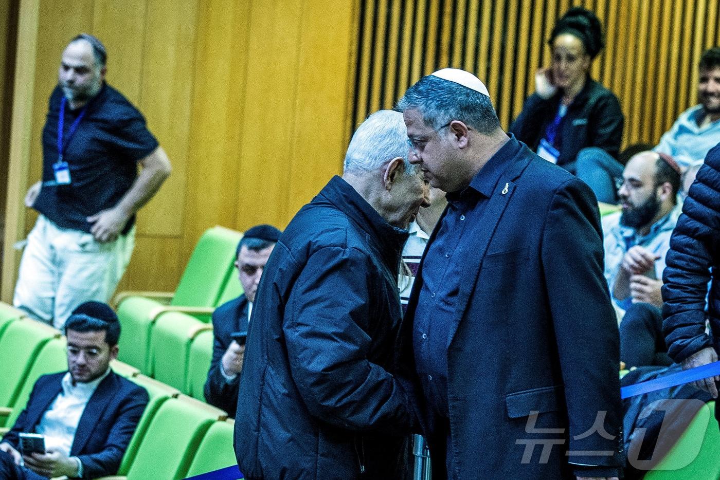 본문 이미지 - 이스라엘 총리 베냐민 네타냐후와 극우 성향의 국가안보부 장관 이타마르 벤그비르가 29일(현지시간) 예루살렘 크네세트(이스라엘 의회) 회의에서 악수하고 있다.2026.03.29. ⓒ 로이터=뉴스1