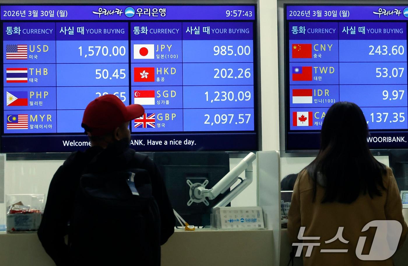 본문 이미지 - 중동 사태로 인한 달러 강세로 달러·원 환율이 1500원대를 이어가고 있는 30일 인천국제공항 환전소에서 여행객들이 환전을 하고 있다. 국제유가가 120~130달러대에서 유지될 경우 환율 균형점 자체가 1500원으로 이동할 수 있으며, 미국이 지상군을 투입하고 전쟁이 확산하는 경우에는 단기간에 1550원 선도 돌파할 수 있다는 분석도 나온다. 2026.3.30 ⓒ 뉴스1 박정호 기자