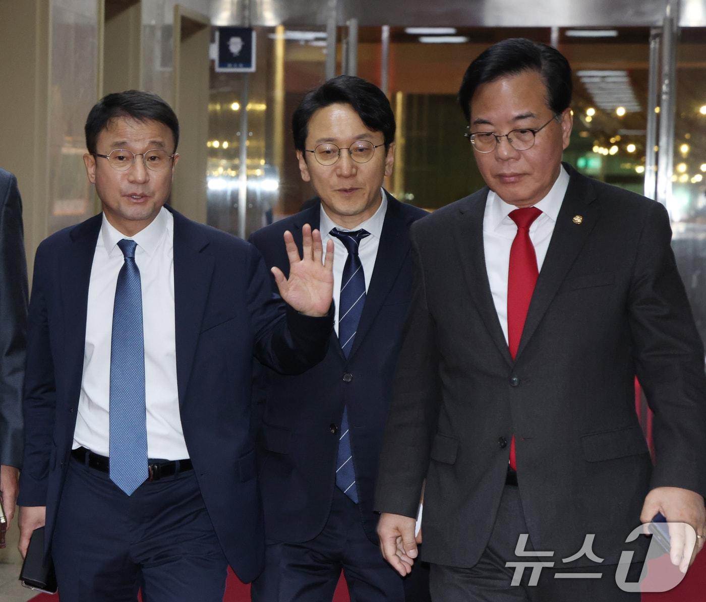 본문 이미지 - 여야 원내지도부가 30일 서울 여의도 국회에서 열린 의장 주재 여야 원내대표 회동을 위해 의장실로 들어가며 대화하고 있다. 왼쪽부터 더불어민주당 한병도 원내대표, 천준호 원내운영수석부대표, 송언석 국민의힘 원내대표. (공동취재) 2026.3.30 ⓒ 뉴스1 유승관 기자