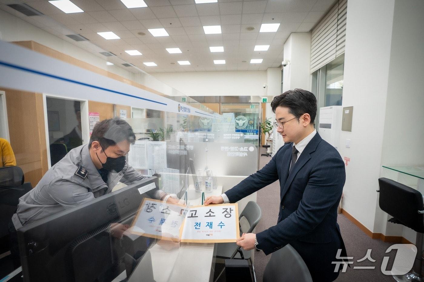 본문 이미지 - 정이한 부산시장 후보가 30일 부산경찰청에 전재수 국회의원을 상대로 무고 혐의 고소장을 제출하고 있다.(정이한 선거캠프 제공. 재판매 및 DB금지)