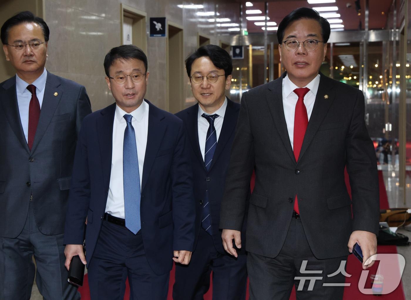 본문 이미지 - 여야 원내지도부가 지난달 30일 서울 여의도 국회에서 열린 의장 주재 여야 원내대표 회동을 위해 의장실로 들어서고 있다. 왼쪽부터 유상범 국민의힘 원내운영수석부대표, 더불어민주당 한병도 원내대표, 천준호 원내운영수석부대표, 송언석 국민의힘 원내대표. (공동취재) 2026.3.30 ⓒ 뉴스1 유승관 기자