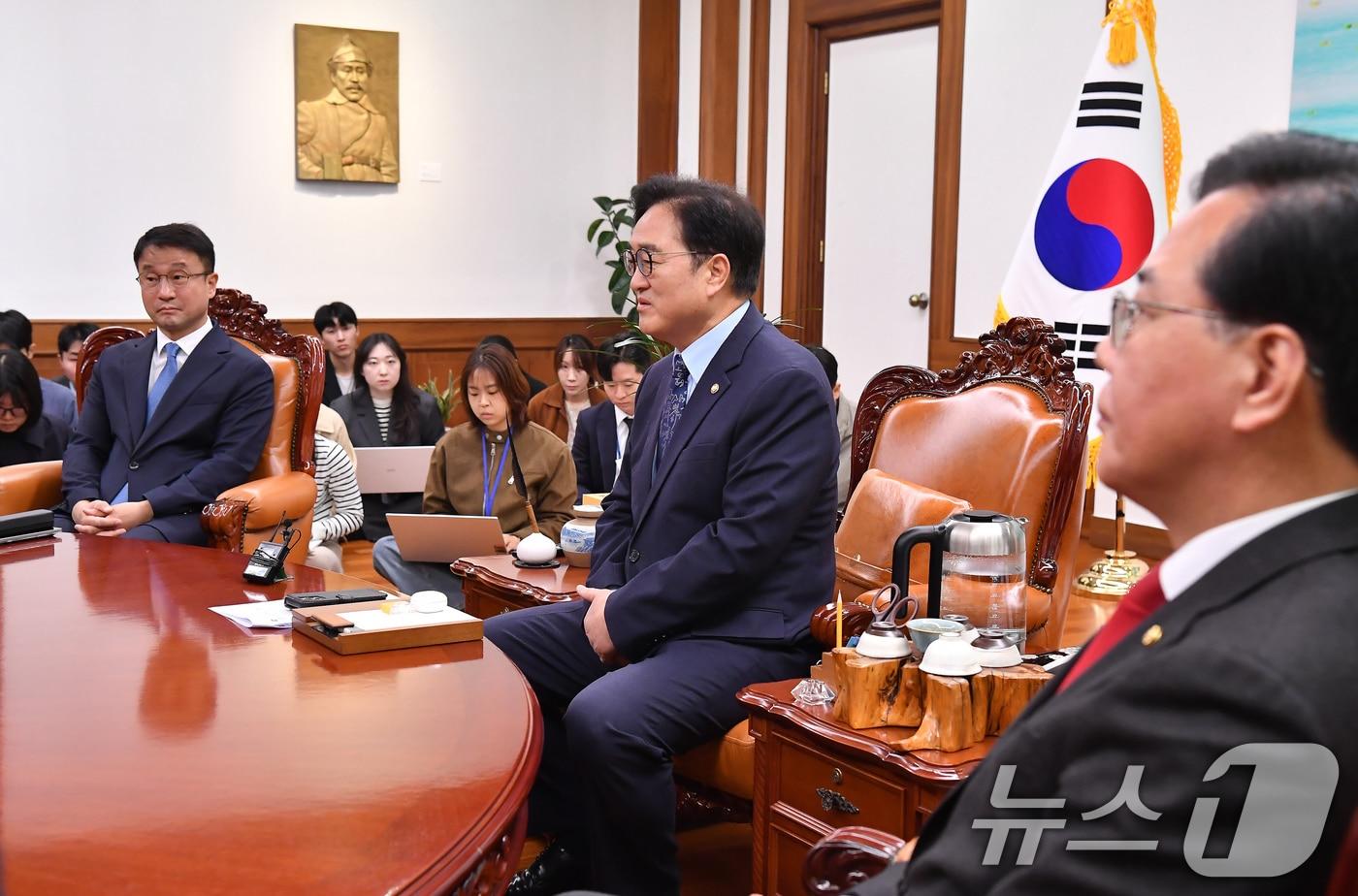 본문 이미지 - 우원식 국회의장과 여야 원내지도부가 30일 서울 여의도 국회에서 의장 주재 여야 원내대표 회동을 하고 있다. 왼쪽부터 한병도 더불어민주당 원내대표, 우 의장, 송언석 국민의힘 원내대표. (공동취재) 2026.3.30 ⓒ 뉴스1 유승관 기자