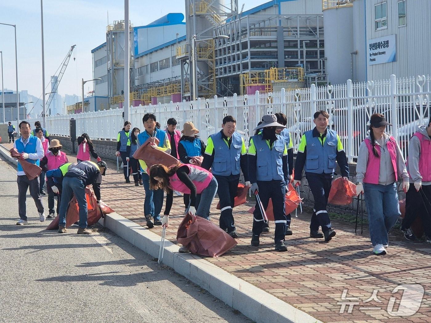 본문 이미지 - 포스코그룹 이차전지 4개사가 28일 지역 주민들과 사업장 주변 환경정화활동을 진행하고 있다. (포스코퓨처엠 제공. 재판매 및 DB금지)