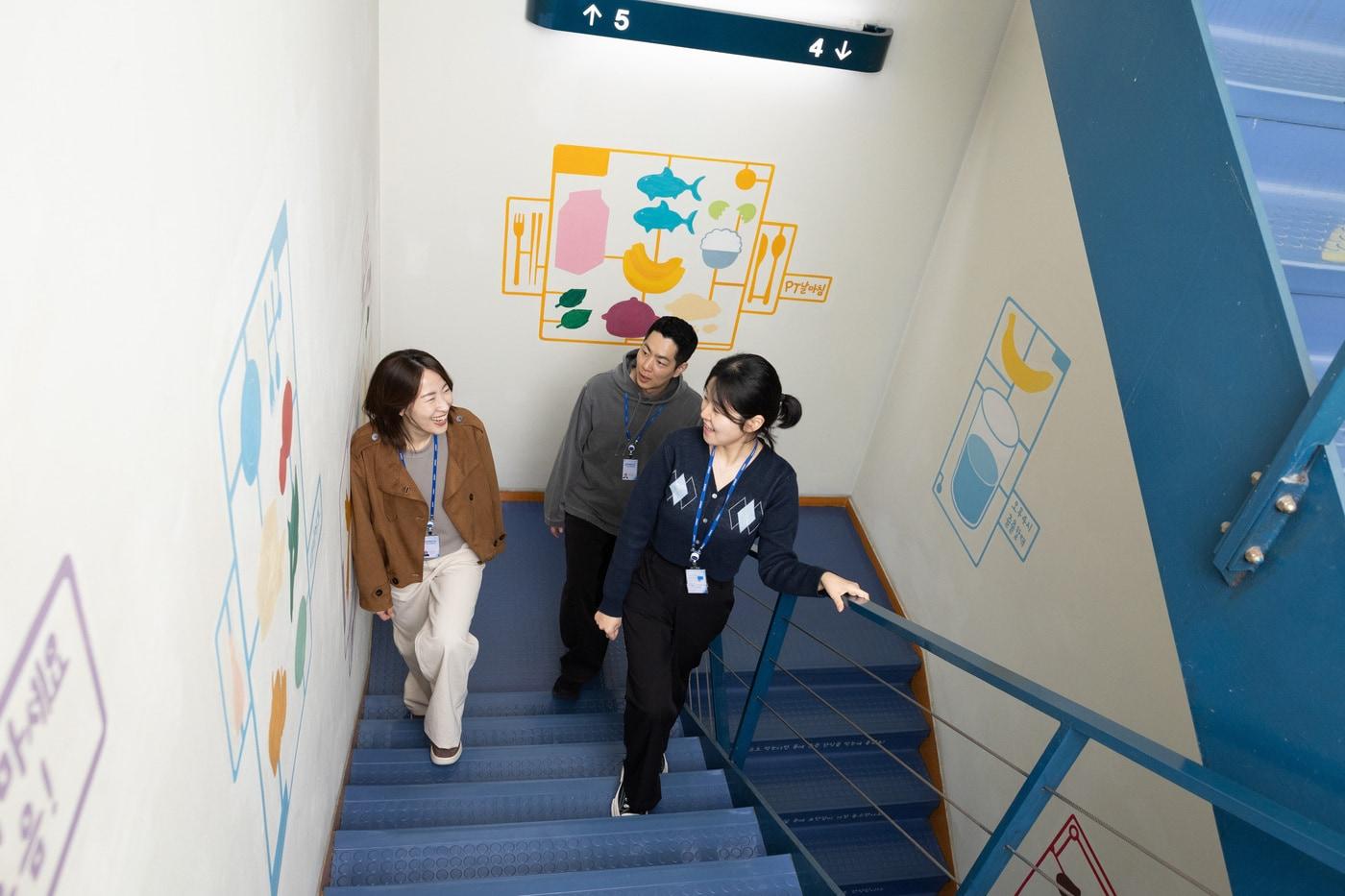 본문 이미지 - 포스코그룹이 30일부터 그룹 차원의 에너지 절약 실천 캠페인 ' S.A.V.E. 챌린지'를 시작한다. 포스코센터 근무 직원들이 엘리베이터 대신 계단을 이용하고 있는 모습. (포스코홀딩스 제공)