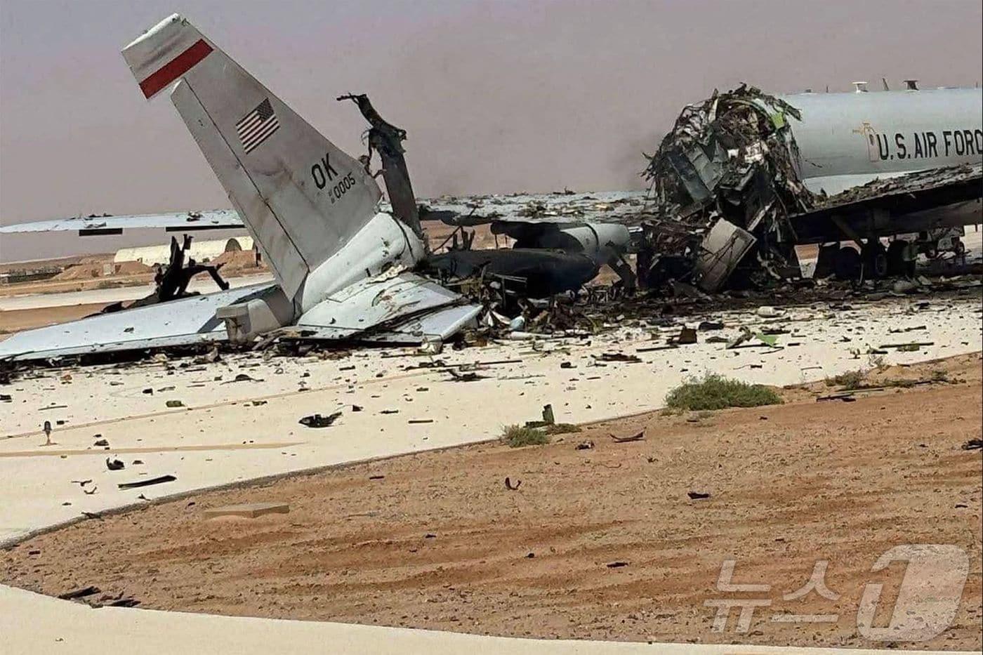 본문 이미지 - 이란의 사우디아라비아 프린스 술탄 공군기지 미사일 공격 이후 파괴된 미 공군 E-3 센트리 조기경보통제기 ⓒ AFP=뉴스1