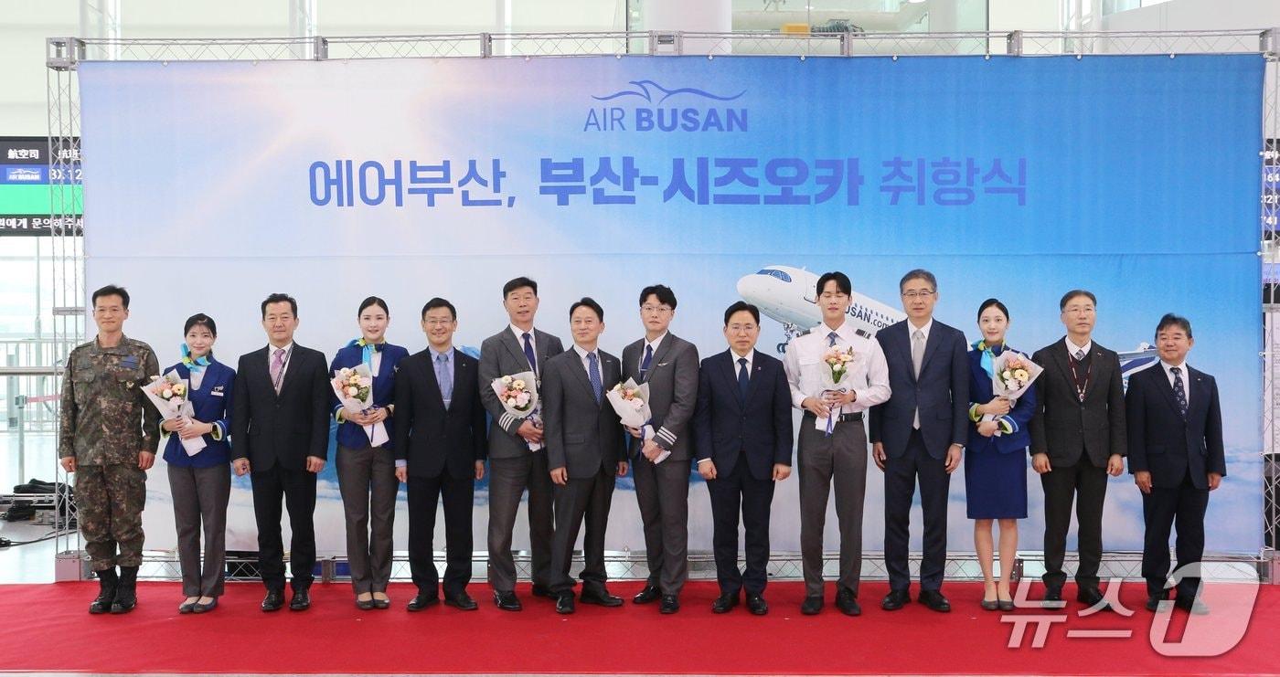 본문 이미지 - 30일 오전 김해공항 국제선 청사에서 진행된 에어부산 부산-시즈오카 취항행사에서 에어부산 정병섭 대표(왼쪽에서 7번째) 및 내빈들이 승무원들과 기념 촬영을 하고 있다.(에어부산 제공. 재판매 및 DB 금지)