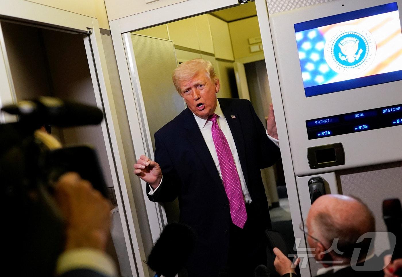 본문 이미지 - 도널드 트럼프 미국 대통령이 29일(현지시간), 메릴랜드주 조인트 베이스 앤드루스로 향하는 전용기 에어포스원 안에서 취재진과 대화하고 있다. 2026.03.29 ⓒ 로이터=뉴스1