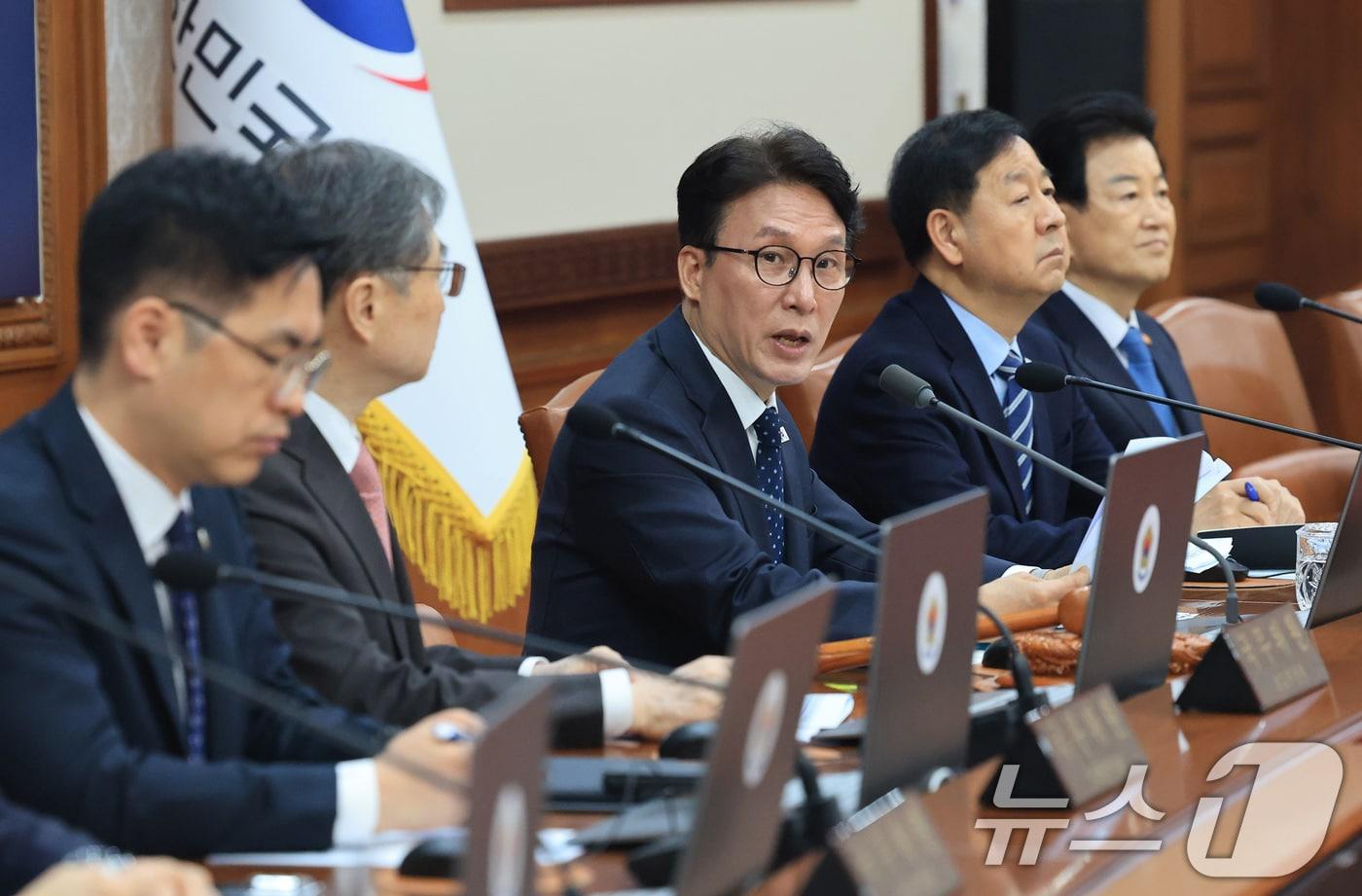 본문 이미지 - 김민석 국무총리가 지난달 30일 서울 종로구 정부서울청사에서 열린 임시 국무회의에서 모두발언을 하고 있다. 2026.3.30 ⓒ 뉴스1 임세영 기자