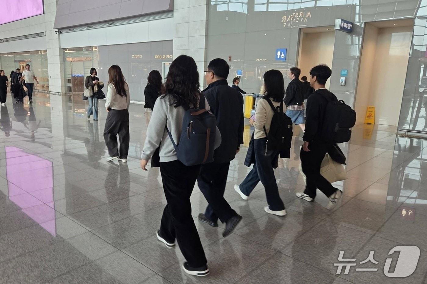 본문 이미지 - 정헌율 전북 익산시장을 비롯한 영국 방문단이 5박 7일간의 출장길에 오르는 모습.(익산시 제공. 재판매 및 DB 금지)