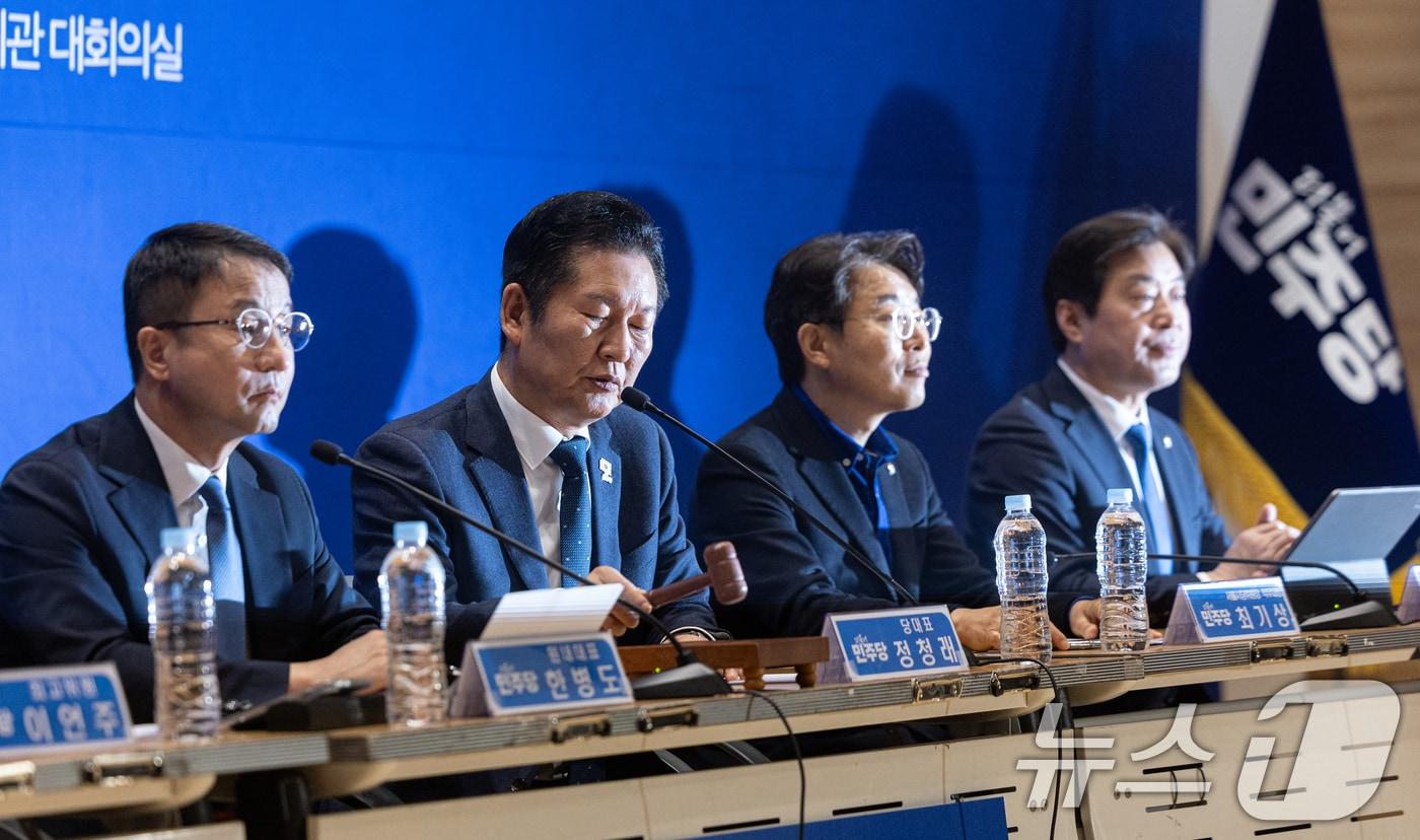 본문 이미지 - 정청래 더불어민주당 대표가 30일 서울 여의도 국회 의원회관에서 열린 서울 현장 최고위원회의에서 의사봉을 두드리고 있다. 2026.3.30 ⓒ 뉴스1 이승배 기자