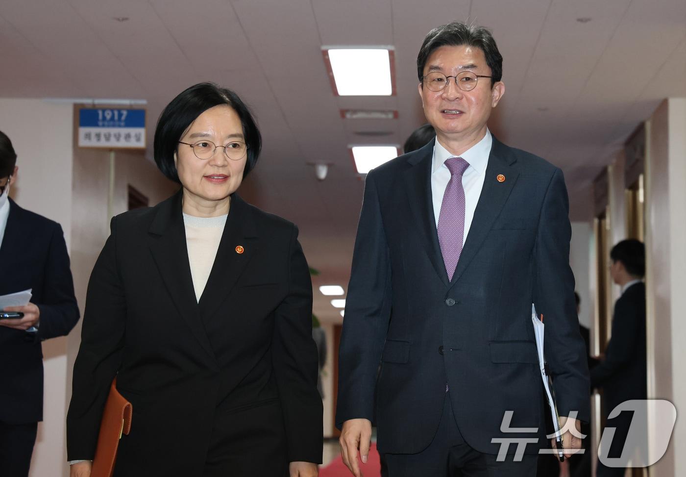 본문 이미지 - 한성숙 중소벤처기업부 장관(왼)과 이억원 금융위원장. 2026.3.30 ⓒ 뉴스1 임세영 기자