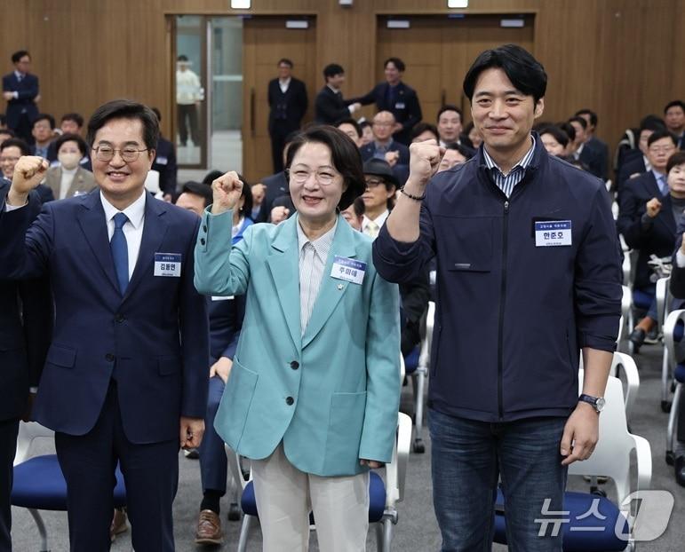본문 이미지 - 30일 오전 경기도의회 대회의실에서 열린 '더불어민주당 제3차 상무위원회'에서 김동연·추미애·한준호 경선 후보가 당원들과 함께 지방선거 승리를 다짐하며 구호를 외치고 있다.2026.3.30 ⓒ 뉴스1 김영운 기자
