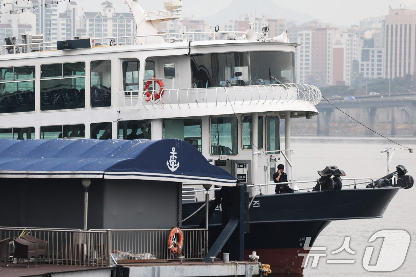 본문 이미지 - 서울시가 30일 서울 반포대교 인근 유람선 좌초 사고와 관련해 현장 조사를 하고 있다. 해당 유람선은 지난 28일 오후 8시30분께 여의도를 출발해 반포대교 달빛무지개분수 인근을 지나던 중 강바닥에 걸려 멈췄으며 승객 359명은 경찰과 소방 구조정에 의해 1시간 만에 모두 구조됐다. 2026.3.30 ⓒ 뉴스1 임지훈 인턴기자