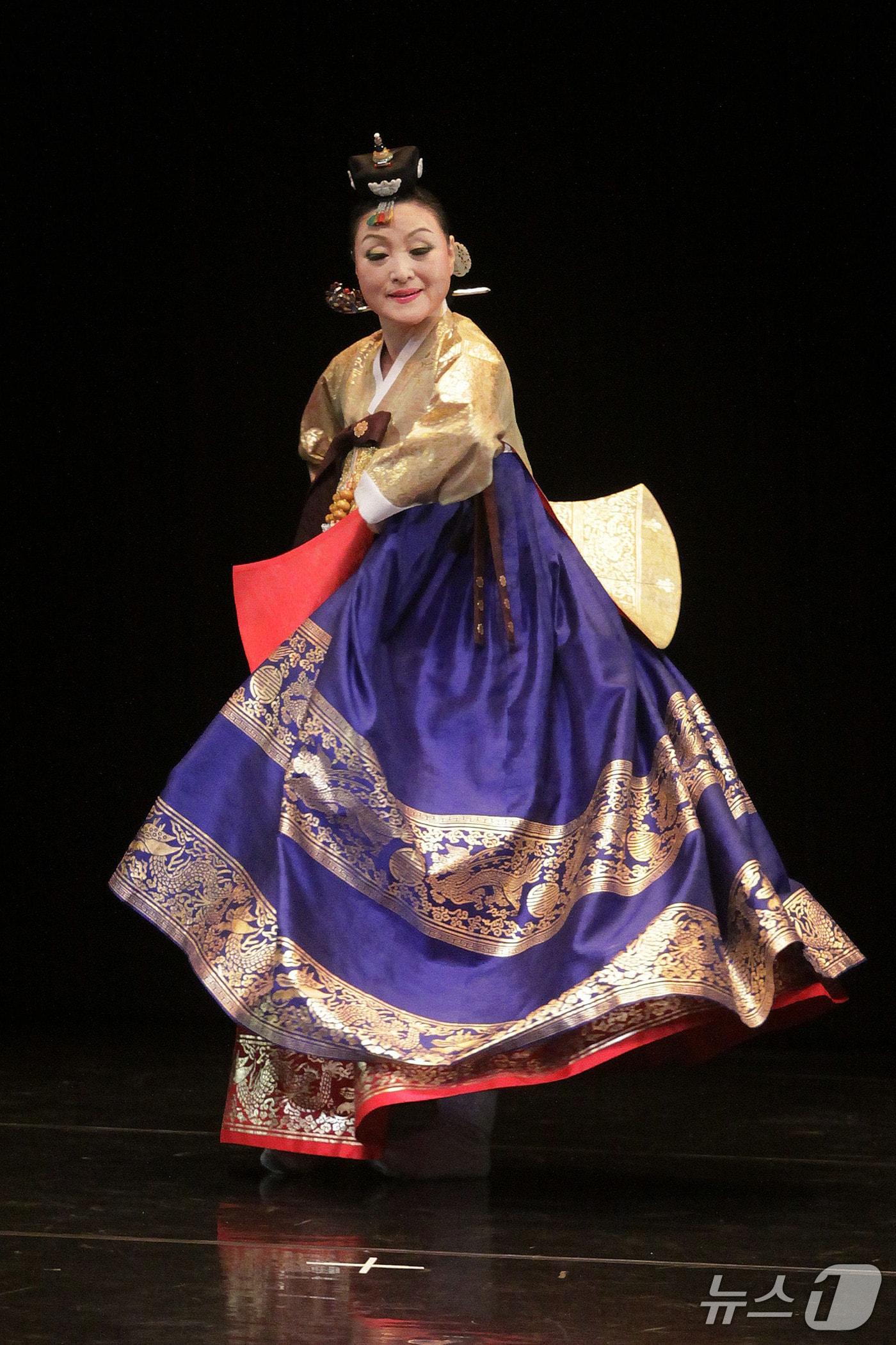 본문 이미지 -  국가 무형유산 태평무 보유자 박재희.(청주시 제공. 재판매 및 DB금지)