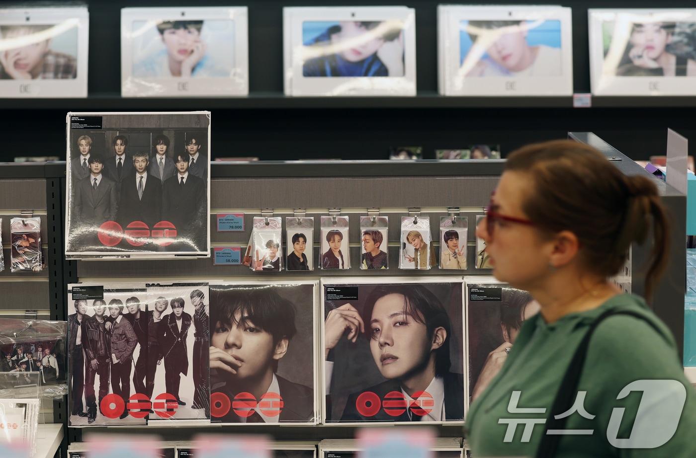 본문 이미지 - 서울 중구 명동의 케이팝 굿즈샵 '케이메카' 본점에서 BTS 신보 '아리랑'을 살펴보는 외국인 모습. 2026.3.30 ⓒ 뉴스1 오대일 기자
