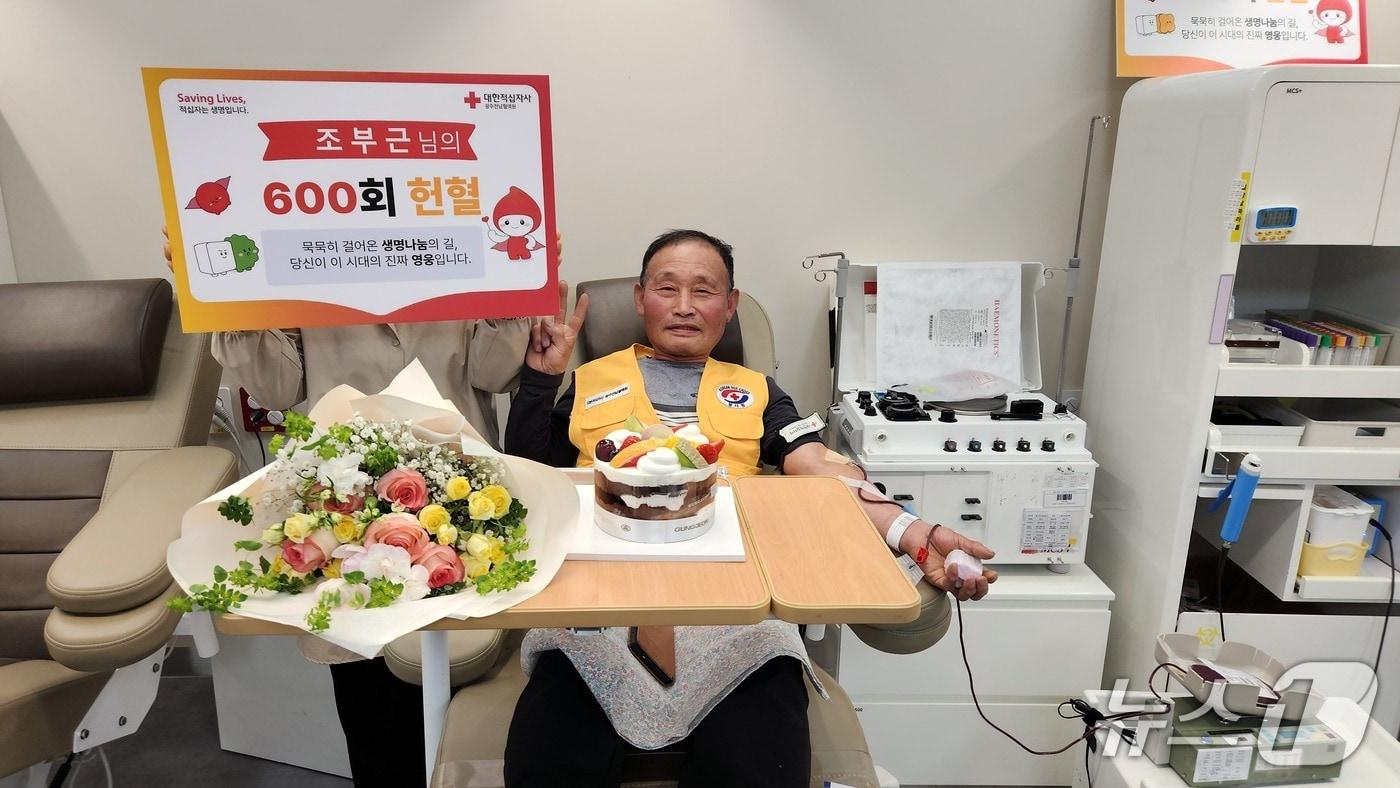 본문 이미지 - 600번째 헌혈을 하고 있는 조부근 씨.(사진=대한적십자사 광주전남혈액원 제공. 재판매 및 DB 금지)