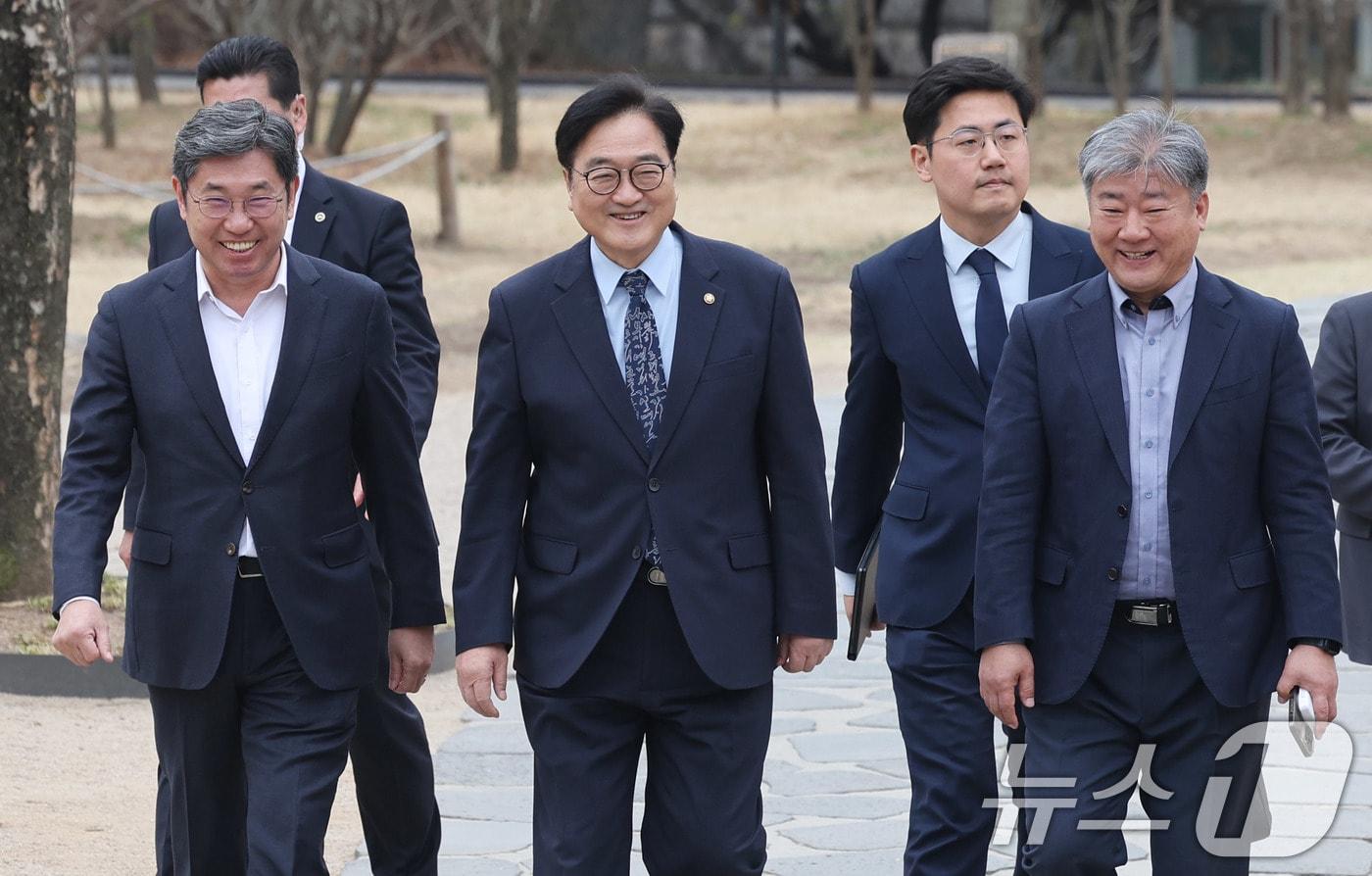 본문 이미지 - 우원식 국회의장이 30일 서울 여의도 국회 사랑재에서 열린 국회 사회적대화 결과보고 개회식에 참석하기 위해 이동하고 있다. 2026.3.30 ⓒ 뉴스1 박지혜 기자