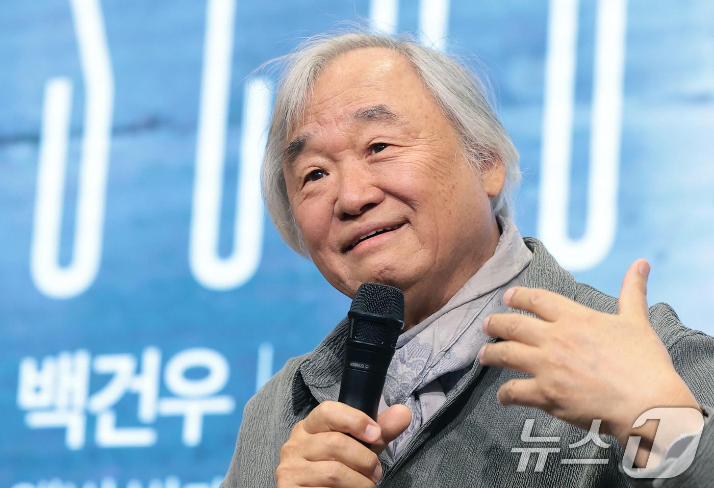 본문 이미지 - 피아니스트 백건우(80)가 30일 서울 영등포구 신영체임버홀에서 가진 데뷔 70주년 기자간담회에서 취재진 질문에 답하고 있다. 2026.3.30 ⓒ 뉴스1 권현진 기자