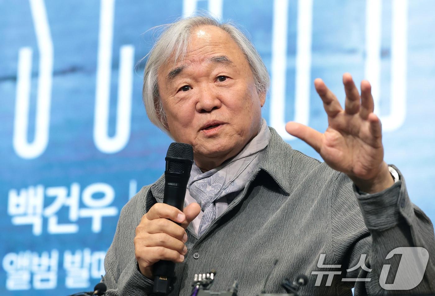 본문 이미지 - 피아니스트 백건우(80)가 30일 서울 영등포구 신영체임버홀에서 가진 데뷔 70주년 기자간담회에서 취재진 질문에 답하고 있다. ⓒ 뉴스1 권현진 기자