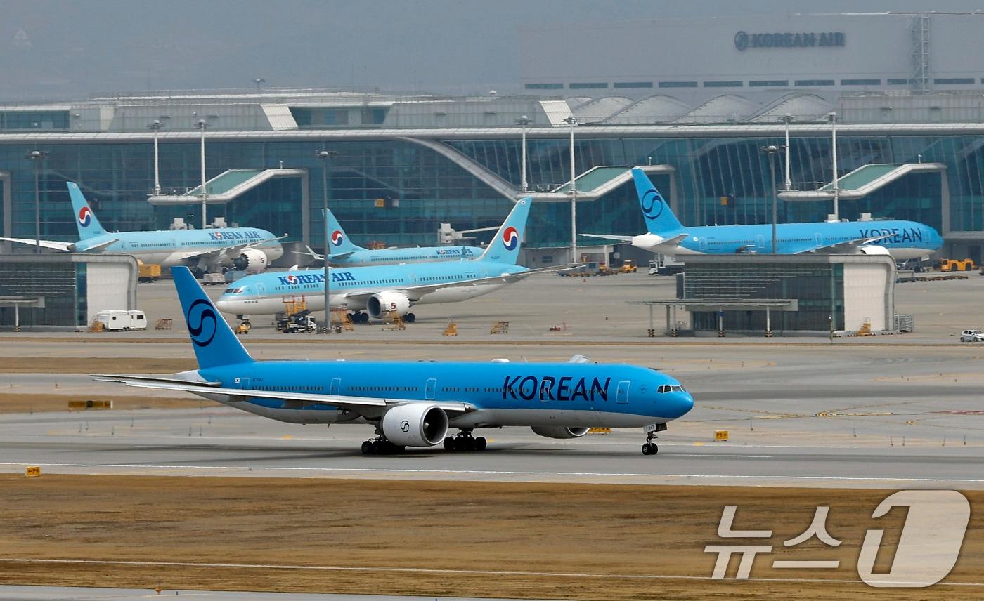 본문 이미지 - 중동 사태로 국제유가와 환율이 오르면서 비용 부담이 커진 항공사들이 운항편을 줄이고 요금을 인상하는 등의 대책이 나오고 있는 가운데 30일 인천국제공항 계류장에서 대한항공 항공기가 이륙을 위해 이동하고 있다. 2026.3.30 ⓒ 뉴스1 박정호 기자