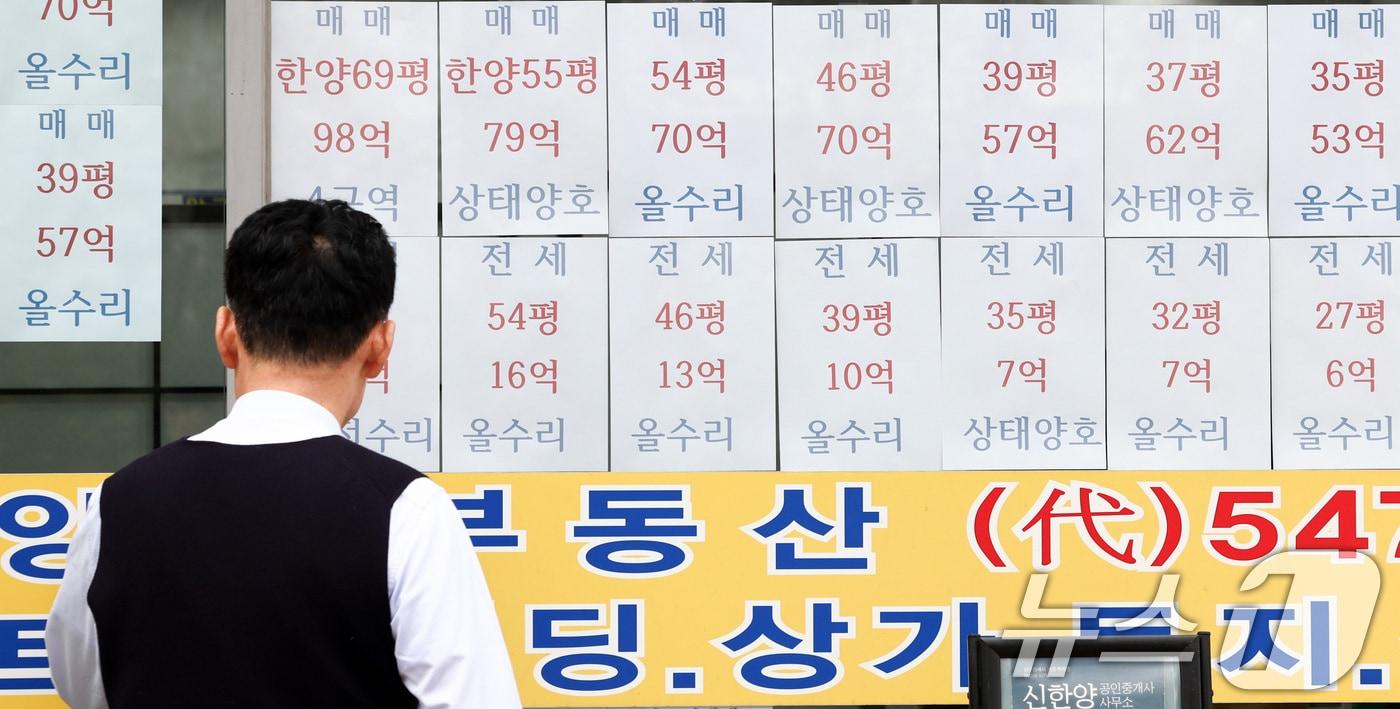 본문 이미지 - 30일 오후 서울 강남구 한 부동산에 붙은 매매 안내문. (사진은 기사 내용과 무관함) 2026.3.30 ⓒ 뉴스1 최지환 기자