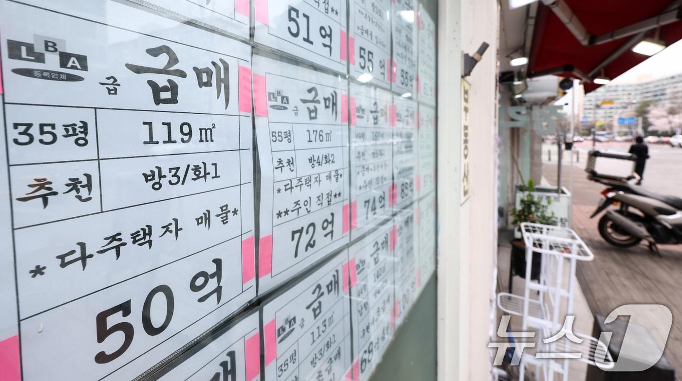 본문 이미지 -  사진은 30일 오후 서울 강남구 한 부동산에 붙은 급매 안내문. 2026.3.30 ⓒ 뉴스1 최지환 기자