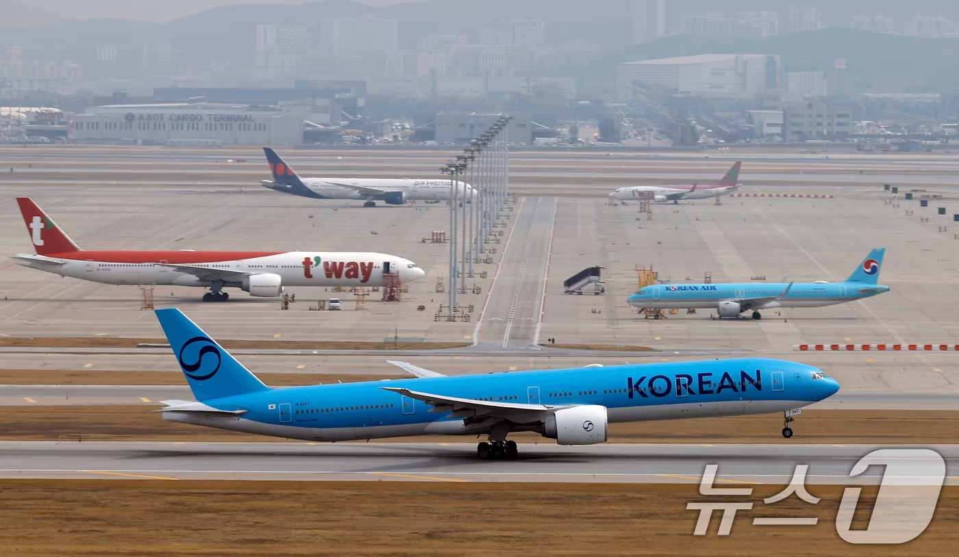 본문 이미지 - 인천국제공항 계류장에서 대한항공 항공기가 이륙을 위해 이동하고 있다. ⓒ 뉴스1 박정호 기자