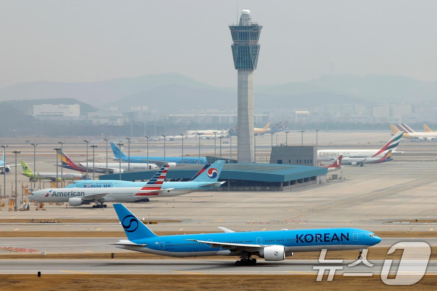 본문 이미지 - 인천국제공항 계류장에서 대한항공 항공기가 이륙을 위해 이동하고 있다. 2026.3.30 ⓒ 뉴스1 박정호 기자