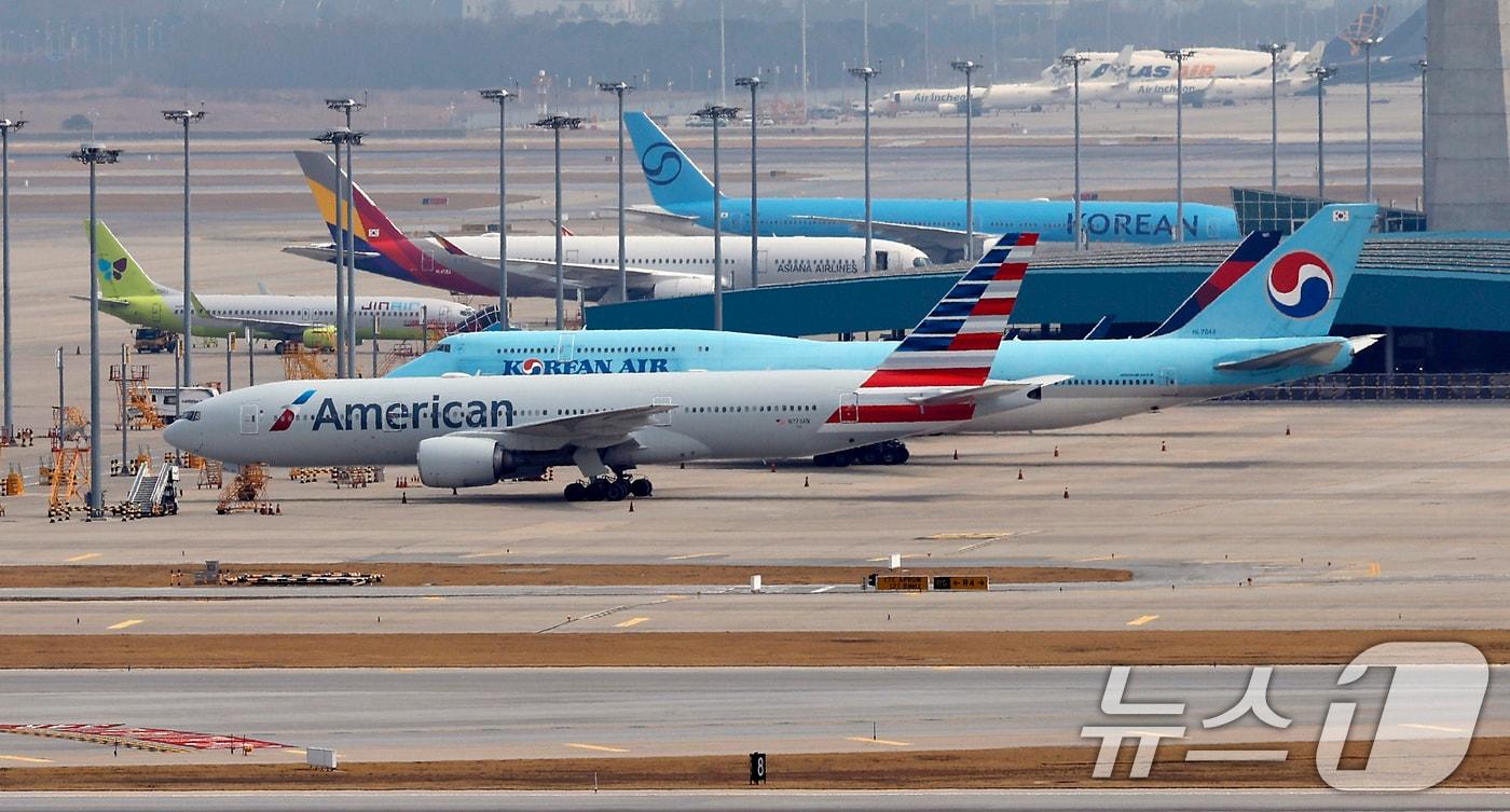 본문 이미지 - 중동 사태로 국제유가와 환율이 오르면서 비용 부담이 커진 항공사들이 운항편을 줄이고 요금을 인상하는 등의 대책이 나오고 있는 가운데 30일 인천국제공항 계류장에 항공기들이 대기하고 있다. 2026.3.30 ⓒ 뉴스1 박정호 기자