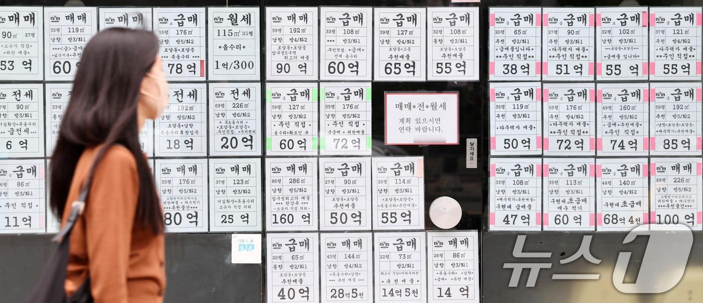 본문 이미지 - 서울 강남구 한 부동산에 붙은 부동산 매매 안내문. 2026.3.30 ⓒ 뉴스1 최지환 기자