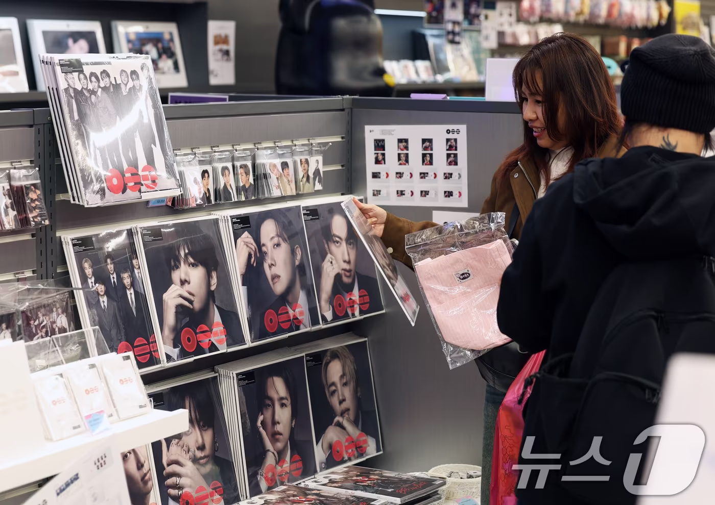 본문 이미지 - 지난 6월 30일 서울 중구 명동의 케이팝 굿즈샵 '케이메카' 본점에서 BTS 신보 '아리랑'을 살펴보는 외국인들 모습. 2026.3.30 ⓒ 뉴스1 오대일 기자