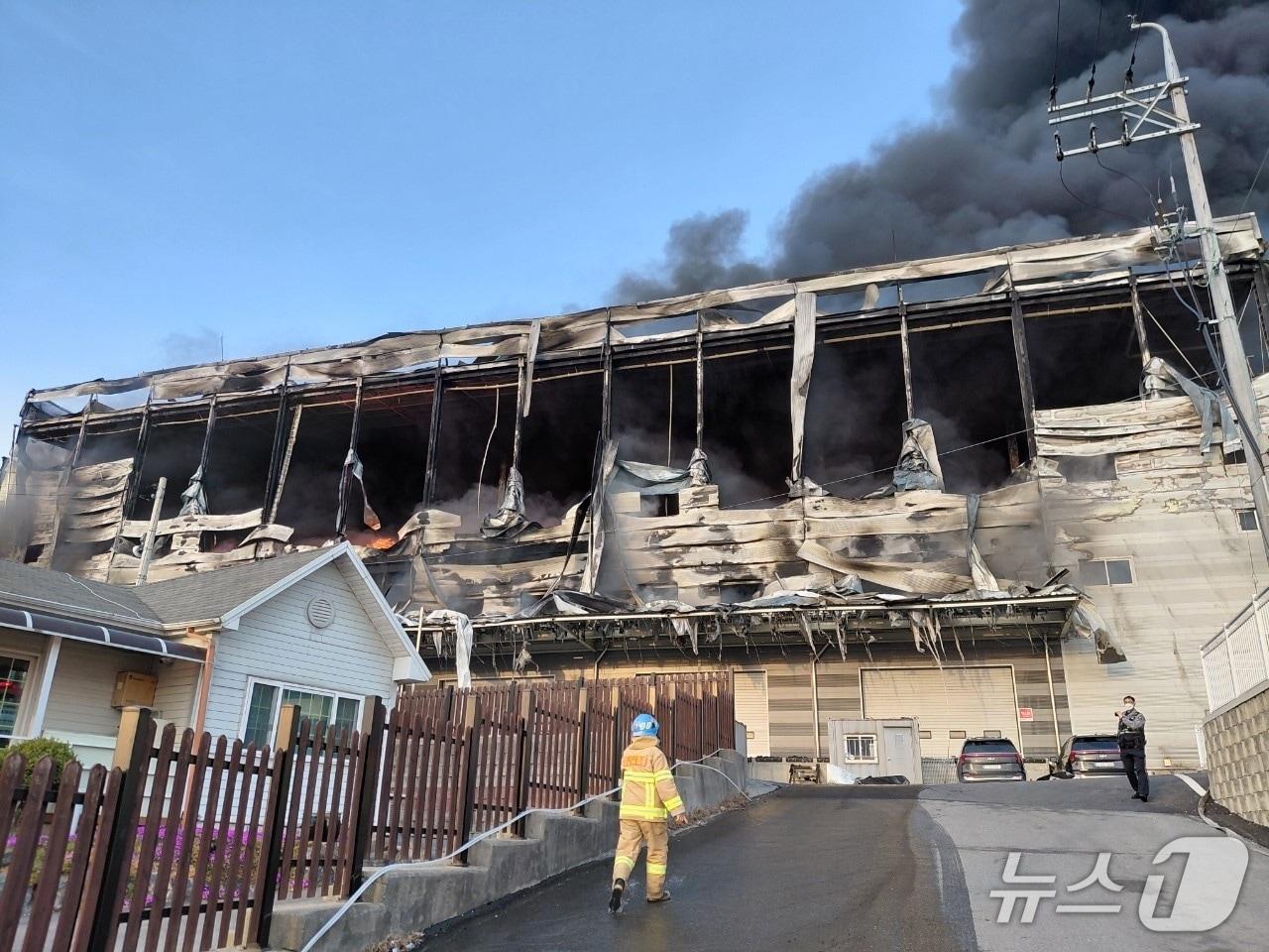 본문 이미지 -  용인 창고 화재 현장.(경기도소방재난본부 제공. 재판매 및 DB 금지)/뉴스1